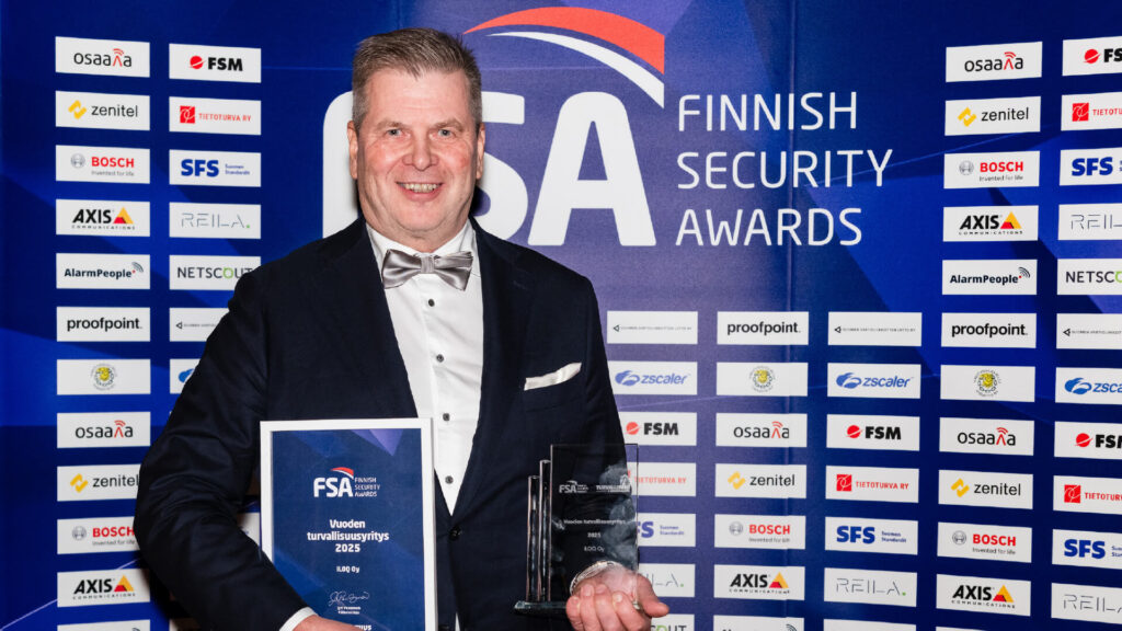 iLOQ:n toimitusjohtaja Heikki Hiltunen otti vastaan vuoden turvallisuusyrityspalkinnon.