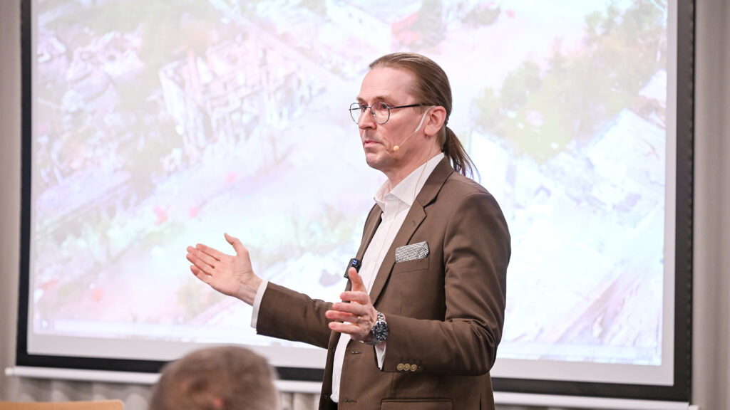 Mikko Hyppönen puhumassa Tietoturvakatsaus -seminaarissa 2026.