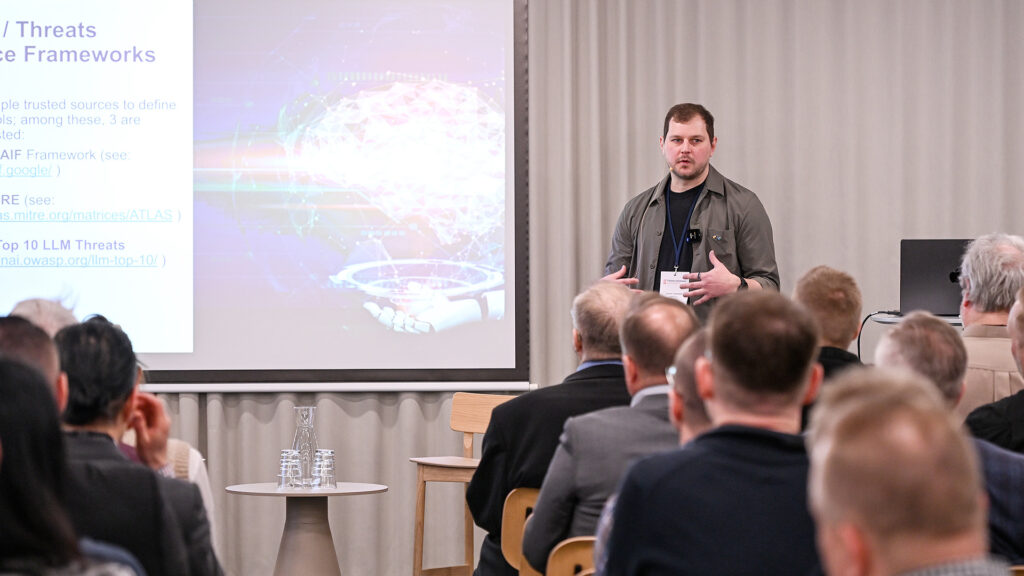 Jonne Tuomela puhumassa Tietoturvakatsaus seminaarissa 2026.